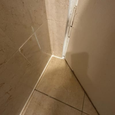 פינת קיר עם איטום בין הרצפה לקיר