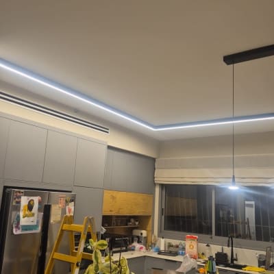 תאורת לד מותקנת בתקרה במטבח מודרני עם סולם.