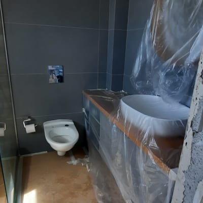 שירותים מכוסים בניילון, רצפה עם קרטון, שיפוץ חדר אמבטיה