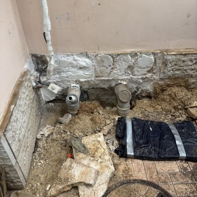 עבודות צנרת ותיקון נזילות בקיר