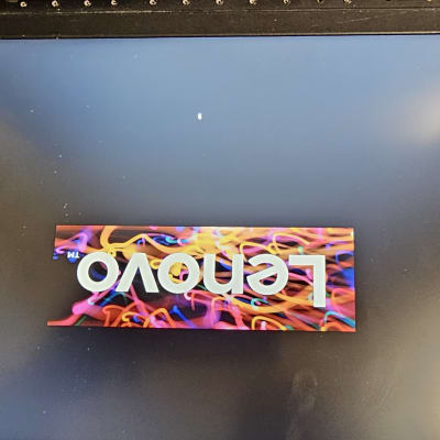 מסך מחשב עם לוגו לנובו צבעוני