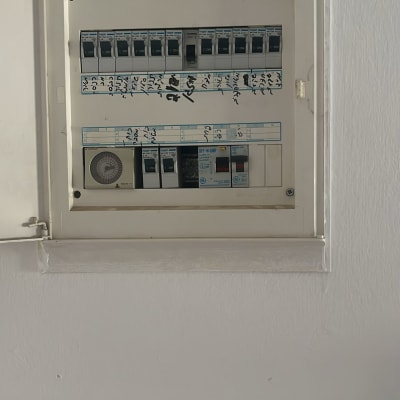 לוח חשמל עם מפסקים ותוויות בעברית