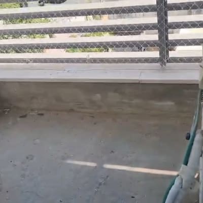 מרפסת עם רשת למניעת יונים ומזגן