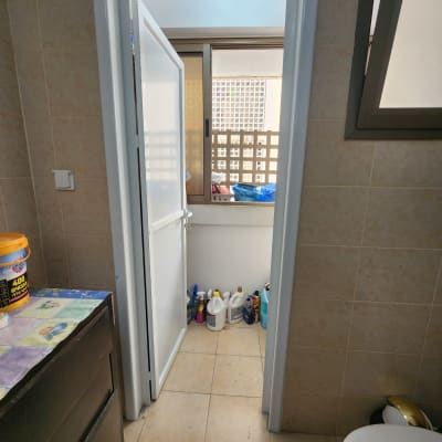 דלת אלומיניום לבנה פתוחה עם מסגרת אלומיניום