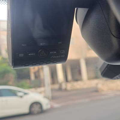 מצלמת רכב מותקנת על שמשת הרכב