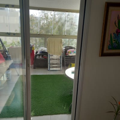 תריסים זכוכית במרפסת סגורה עם דלת הזזה