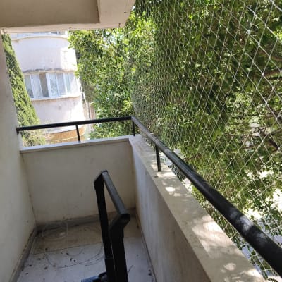 מרפסת עם רשת למניעת כניסת יונים