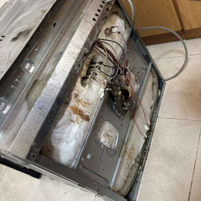 מכשיר חשמלי פתוח עם חוטים ותשתית פנימית