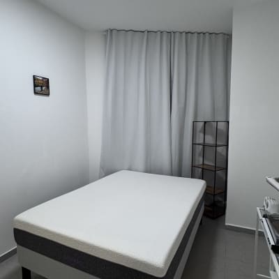 חדר שינה עם מיטה ומדף מתכת