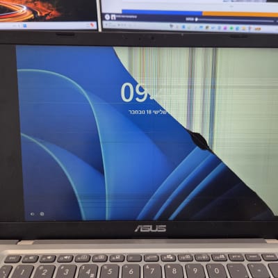 מסך מחשב נייד שבור עם תצוגה פגומה