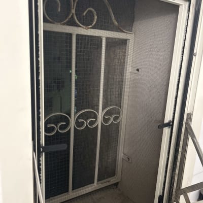 רשת על חלון למניעת כניסת יונים