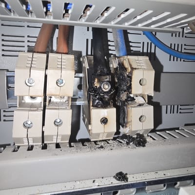 מהדקים שרופים ומותכים בלוח חשמל כתוצאה מקצר חשמלי