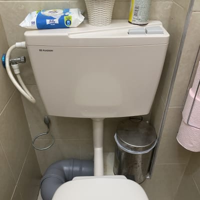 אסלה עם מיכל הדחה, צינור מים ואביזרי ניקוי