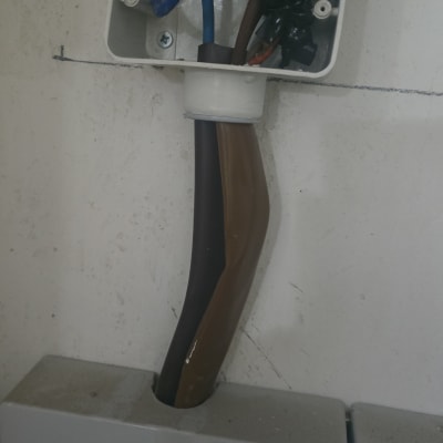 חוטי חשמל בתוך תיבת חיבורים