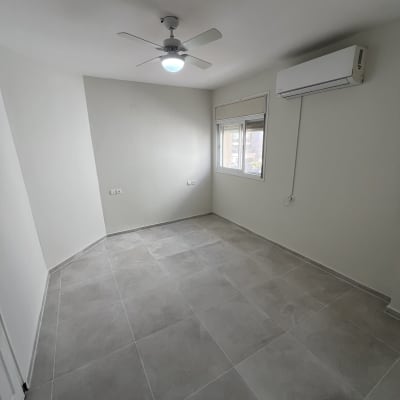 חדר ריק עם מאוורר תקרה ומזגן