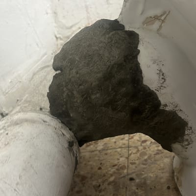 תמונה של צינור ותיקון בטון בתחום האינסטלציה