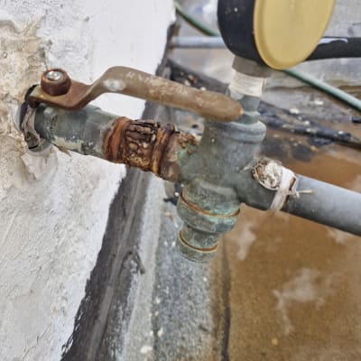 שסתום חלוד על צינור מים, חלק ממערכת חימום סולארית