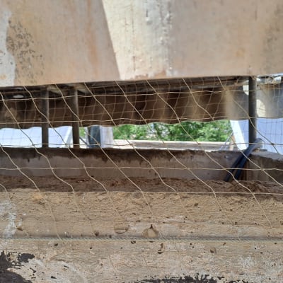 רשת למניעת כניסת יונים על קיר בטון