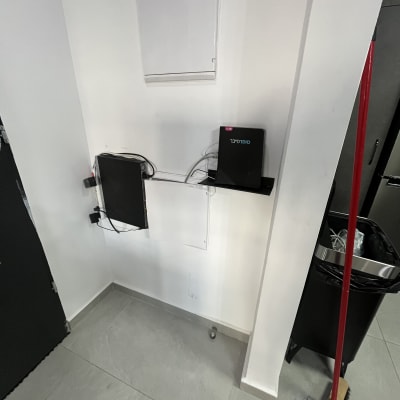 נתב ומודם מותקנים על קיר עם כבלים מחוברים