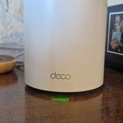 נתב רשת על שולחן עץ