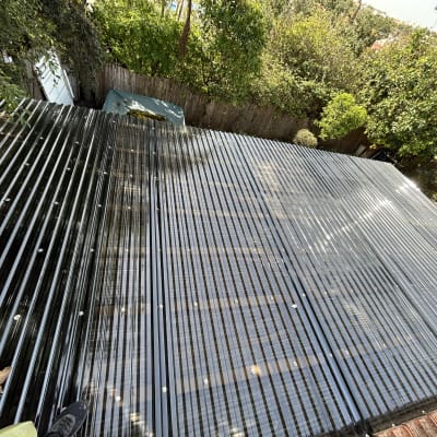 גג פלסטיק שקוף עם עצים מסביב