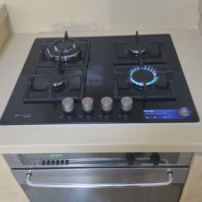 כיריים גז על משטח שיש במטבח