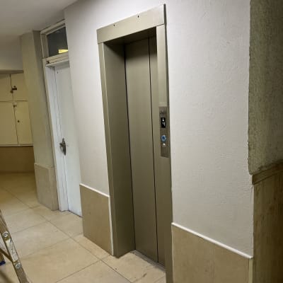 סולם ליד קיר צבוע בלובי בניין