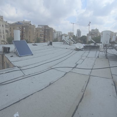 גג עם יריעות איטום ושמשות סולאריות