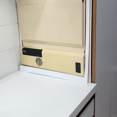 תנור חימום חשמלי מותקן במטבח