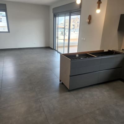 רצפה נקייה בחדר עם חלונות גדולים ותאורה מודרנית