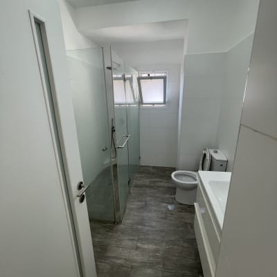 חדר אמבטיה עם קירות צבועים בלבן