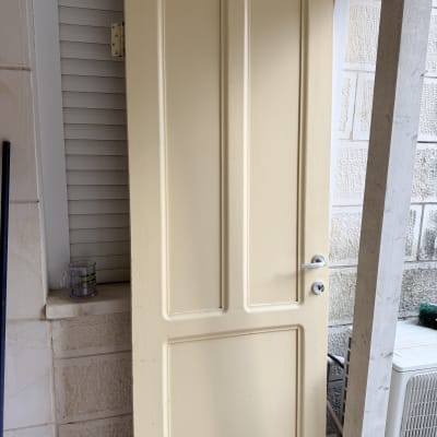 דלת עץ בצבע בז