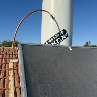 דוד שמש וקולטים על גג רעפים