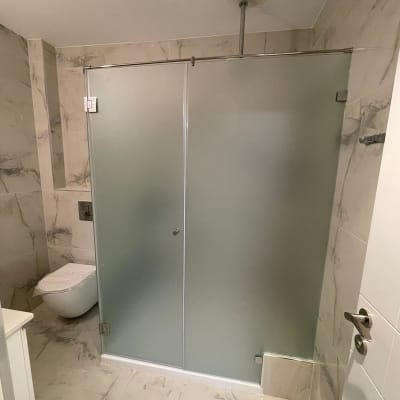 מקלחון זכוכית בחדר אמבטיה מודרני עם שירותים