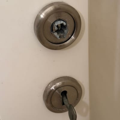 מנעול דלת עם מפתח שבור