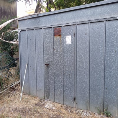 מחסן מתכת עם דלת נעולה בשטח פתוח