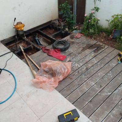 כלי עבודה וצינורות באתר עבודה של אינסטלטור