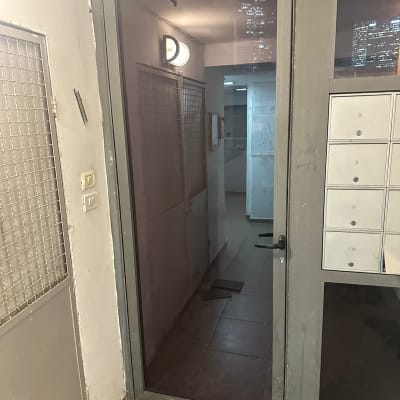 דלת זכוכית עם ידית מתכת בחדר כניסה