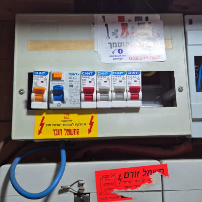 לוח חשמל עם מפסקים וכלי עבודה חשמליים