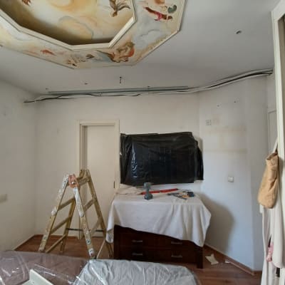 סולם, כלי עבודה וציוד על שולחן מכוסה בד