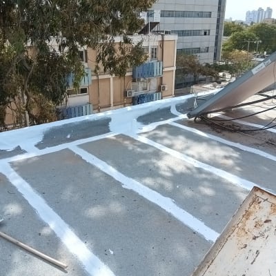 גג עם איטום לבן, דלי וכלי עבודה