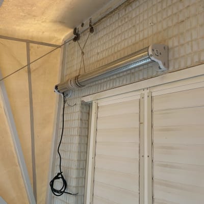 תמונה של התקנת סוכך על קיר חיצוני