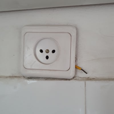 שקע חשמל עם חוט חשוף בצד ימין