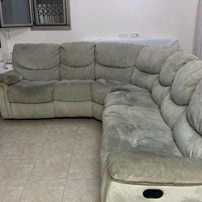 ספה פינתית עם כתמים על הריפוד