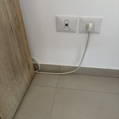 שקע רשת וחשמל על קיר לבן