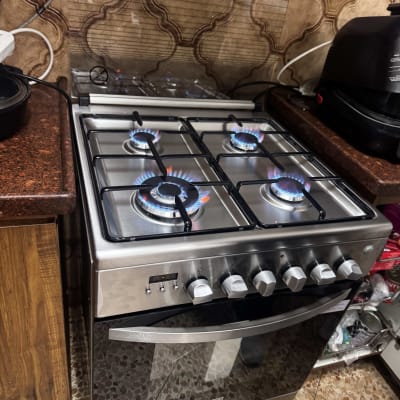 כיריים גז עם ארבעה מבערים דולקים במטבח