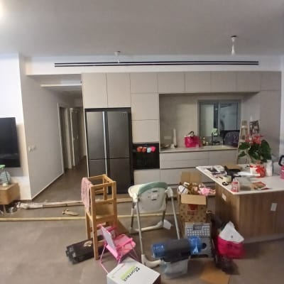 מטבח עם ארונות וכלים, שיפוץ בעיצומו