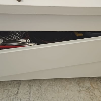 מגירה פתוחה עם כלי מטבח בתוכה