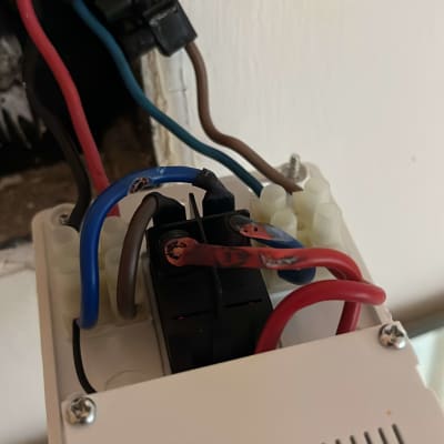 חוטי חשמל מחוברים למתג בקיר