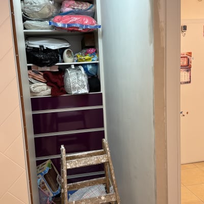 סולם עץ בחדר עם קיר צבוע